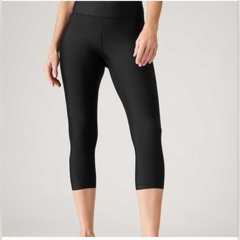 Athleta Jet Black Performance Capris Size Small